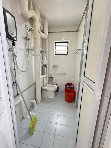 477 Jurong West Street 41, 477 Jurong West Street 41, Boon Lay / Jurong / Tuas, 2 Bedrooms, 786 sqft, HDB Flat For Sale, by Shirley Wong, 500260886 - Bathroom - PropertyGuru.com.sg