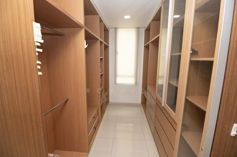 Gerald Mugliston Estate, 2 Jalan Kechubong, Seletar / Yio Chu Kang, 7 Bedrooms, 6,000 sqft, Detached House For Sale, by Ronnie Lee, 500260896 - Walk-in Closet - PropertyGuru.com.sg