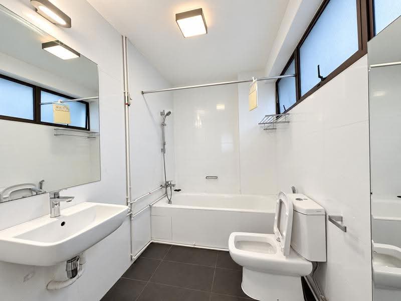 The Cairnhill, 4 Cairnhill Rise, Orchard / River Valley, 4 Bedrooms, 2,896 sqft, Condominium For Rent, by Hsien Loong Wong, 500260986 - Bathroom - PropertyGuru.com.sg