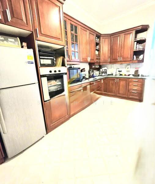 2.5 Storey SD with very spacious land size, Park 3 cars, No West Sun, Breezy, East Coast / Marine Parade, 5 Bedrooms, 3,900 sqft, Semi-Detached House For Sale, by Stephanie Tok, 500261139 - Kitchen - PropertyGuru.com.sg