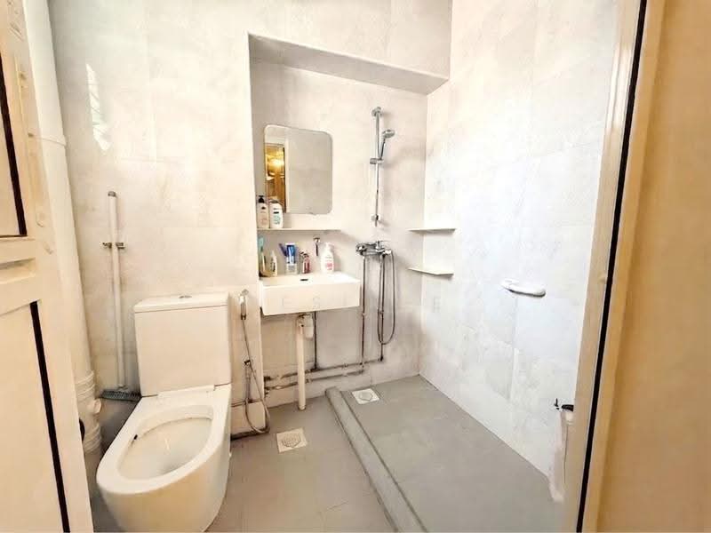 209 Bishan Street 23, 209 Bishan Street 23, Ang Mo Kio / Bishan / Thomson, 3 Bedrooms, 1,227 sqft, HDB Flat For Rent, by Desiree Leung, 500261276 - Master Bathroom - PropertyGuru.com.sg