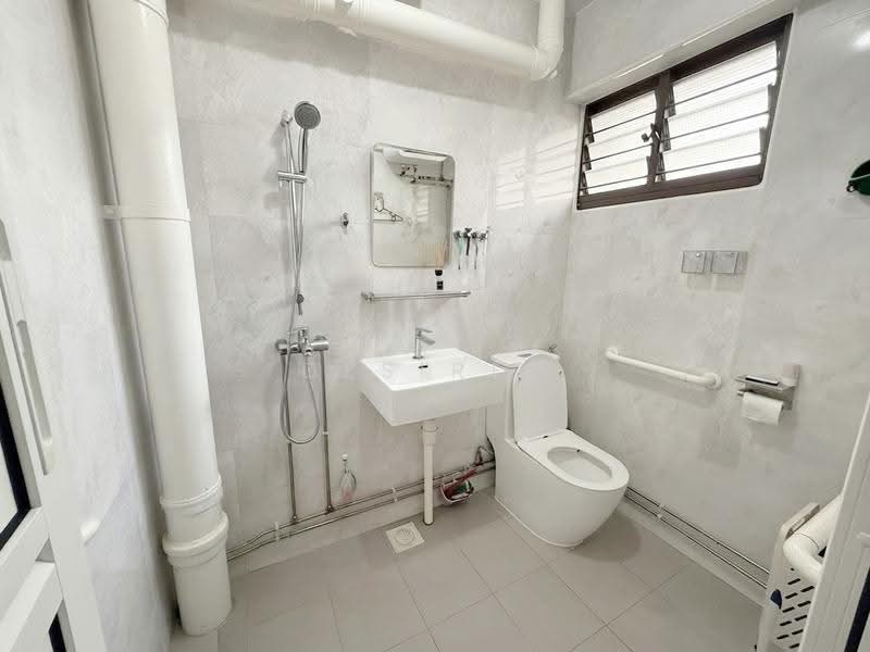 209 Bishan Street 23, 209 Bishan Street 23, Ang Mo Kio / Bishan / Thomson, 3 Bedrooms, 1,227 sqft, HDB Flat For Rent, by Desiree Leung, 500261276 - Common Bathroom - PropertyGuru.com.sg