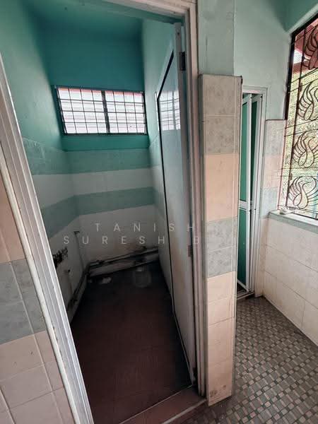 Sembawang road, Sembawang / Yishun, 3 Bedrooms, 1,100 sqft, Shophouse For Rent, by Tanisha Suresh Balani, 500261376 - Bathroom - PropertyGuru.com.sg