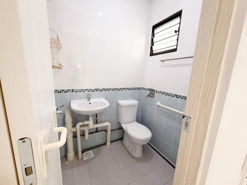 431 Clementi Avenue 3, 431 Clementi Avenue 3, Buona Vista / West Coast / Clementi New Town, 2 Bedrooms, 882 sqft, HDB Flat For Sale, by Gary Seah Zhang Feng, 500261395 - Bathroom - PropertyGuru.com.sg