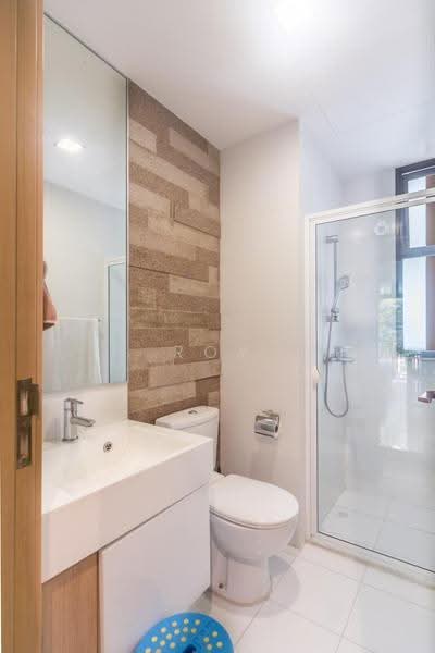 Varsity Park Condominium, 38 West Coast Road, Buona Vista / West Coast / Clementi New Town, 2 Bedrooms, 1,055 sqft, Condominium For Rent, by Roy Low, 500261461 - Bathroom - PropertyGuru.com.sg