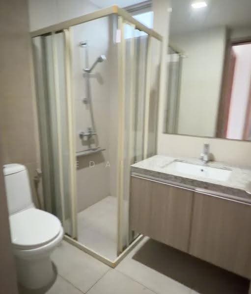 The Metropolitan Condominium, 8 Alexandra View, Alexandra / Commonwealth, 4 Bedrooms, 1,750 sqft, Condominium For Rent, by Edalene Lee, 500261487 - Bathroom - PropertyGuru.com.sg