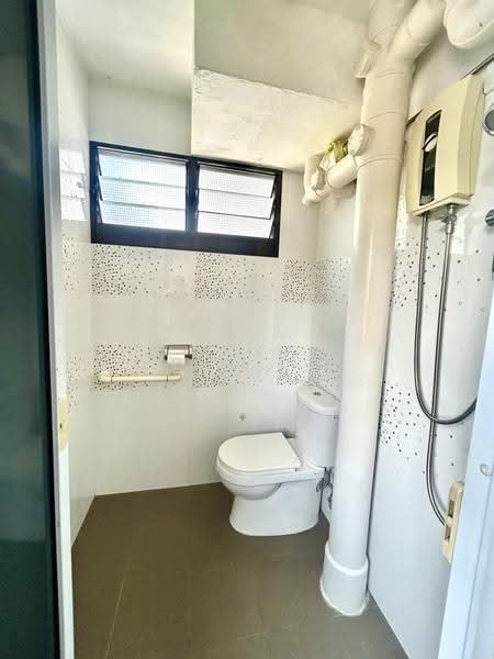 519 Bedok North Avenue 1, 519 Bedok North Avenue 1, Bedok / Upper East Coast, 2 Bedrooms, 721 sqft, HDB Flat For Sale, by Johnson Tay, 500261545 - Common Bathroom - PropertyGuru.com.sg