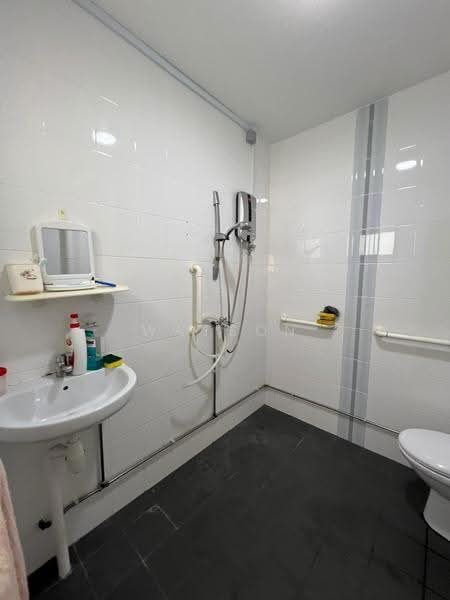 114 Bedok Reservoir Road, 114 Bedok Reservoir Road, Bedok / Upper East Coast, 3 Bedrooms, 1,593 sqft, HDB Flat For Sale, by Watson Poh, 500261590 - Bathroom - PropertyGuru.com.sg