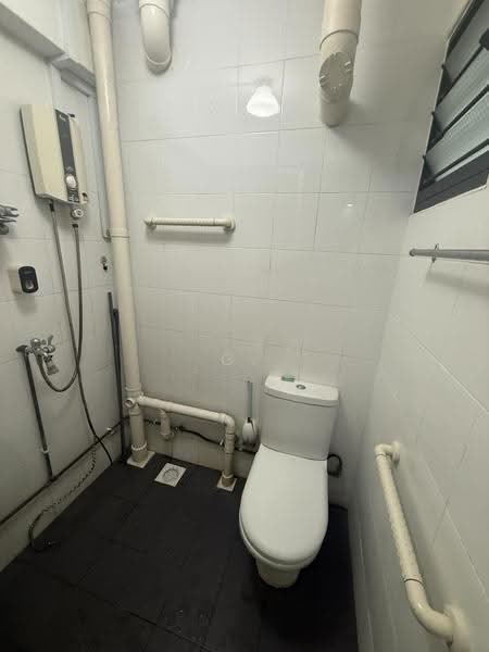 150 Ang Mo Kio Avenue 5, 150 Ang Mo Kio Avenue 5, Ang Mo Kio / Bishan / Thomson, 2 Bedrooms, 894 sqft, HDB Flat For Sale, by G. Rajan, 500261654 - Bathroom - PropertyGuru.com.sg