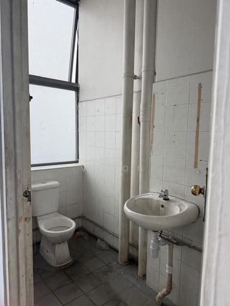 Enterprise Hub, 48 Toh Guan Road East, Boon Lay / Jurong / Tuas, 9,518 sqft, Factory / Workshop (B2) For Sale, by Veron Ng, 500261698 - Bathroom - CommercialGuru.com.sg