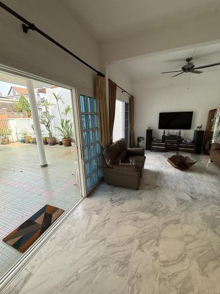 Sembawang Springs Estate, Jalan Salang, Sembawang / Yishun, 6 Bedrooms, 3,000 sqft, Terraced House For Sale, by Alvin Lim, 500261717 - Living Room - PropertyGuru.com.sg