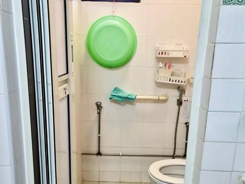 Spacious Corner 3 Room HDB near Bukit Batok MRT, , 2 Bedrooms, 743 sqft, HDB Flat For Sale, by Aina Lie 李艾娜, 500261718 - Bathroom - PropertyGuru.com.sg