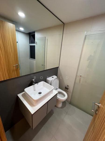 FLO Residence, Punggol Field Walk, Hougang / Punggol / Sengkang, 2 Bedrooms, 786 sqft, Condominium For Sale, by Ronald Ho, 500261873 - Common Bathroom - PropertyGuru.com.sg