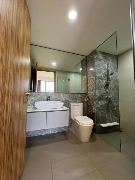 FLO Residence, Punggol Field Walk, Hougang / Punggol / Sengkang, 2 Bedrooms, 786 sqft, Condominium For Sale, by Ronald Ho, 500261873 - Master Bathroom - PropertyGuru.com.sg