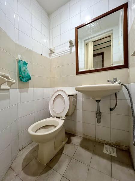 Westcove Condo, 16 West Coast Crescent, Buona Vista / West Coast / Clementi New Town, 3 Bedrooms, 1,206 sqft, Condominium For Rent, by Raymond Tung, 500261887 - Maidโs Bathroom - PropertyGuru.com.sg