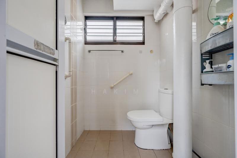 146 Bukit Batok West Avenue 6, 146 Bukit Batok West Avenue 6, Dairy Farm / Bukit Panjang / Choa Chu Kang, 3 Bedrooms, 1,001 sqft, HDB Flat For Sale, by Hakim Halim, 500261898 - Bathroom - PropertyGuru.com.sg