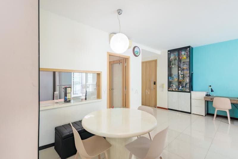 Caspian, 50 Lakeside Drive, Boon Lay / Jurong / Tuas, 3 Bedrooms, 1,238 sqft, Condominium For Rent, by Crystan Lim, 500262027 - Dining Room - PropertyGuru.com.sg