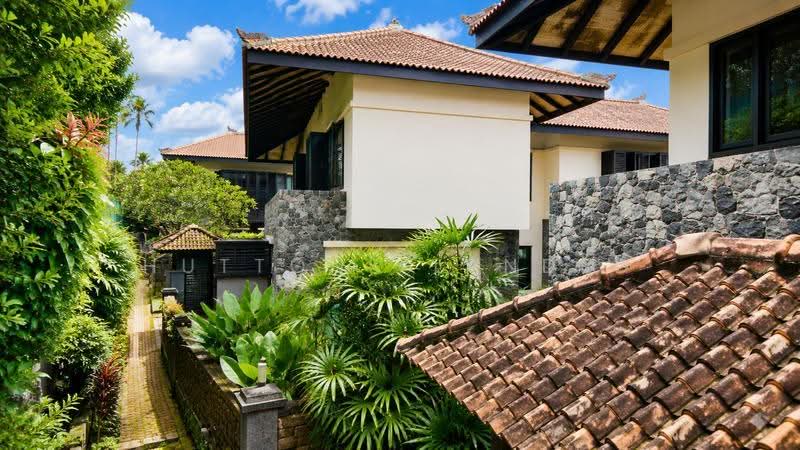 Exquisite Hilltop Balinese Sanctuary (GCB) at Prestigious Chatsworth (Dist 10), Tanglin / Holland / Bukit Timah, 10+ Bedrooms, 28,000 sqft, Good Class Bungalow For Sale, by WILLI CHING, 500262052 - Exterior - PropertyGuru.com.sg