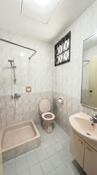Yunnan Gardens, Yunnan Walk 1, Boon Lay / Jurong / Tuas, Room Rental, 300 sqft, Terraced House For Rent, by Lee Lay Ting, 500262086 - Bathroom - PropertyGuru.com.sg