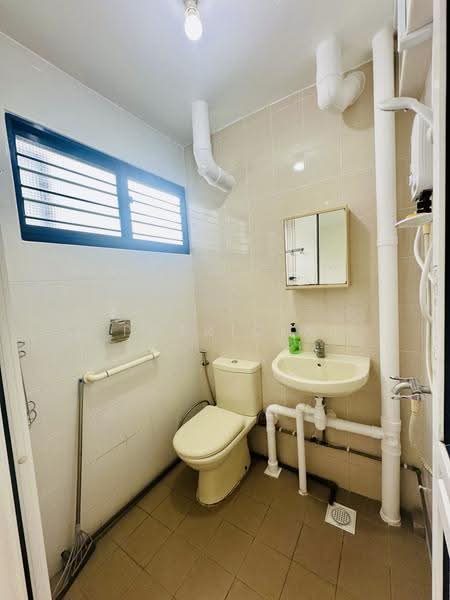521 Jurong West Street 52, 521 Jurong West Street 52, Boon Lay / Jurong / Tuas, 1 Bedroom, 721 sqft, HDB Flat For Rent, by Patricia Koh, 500262099 - Bathroom - PropertyGuru.com.sg