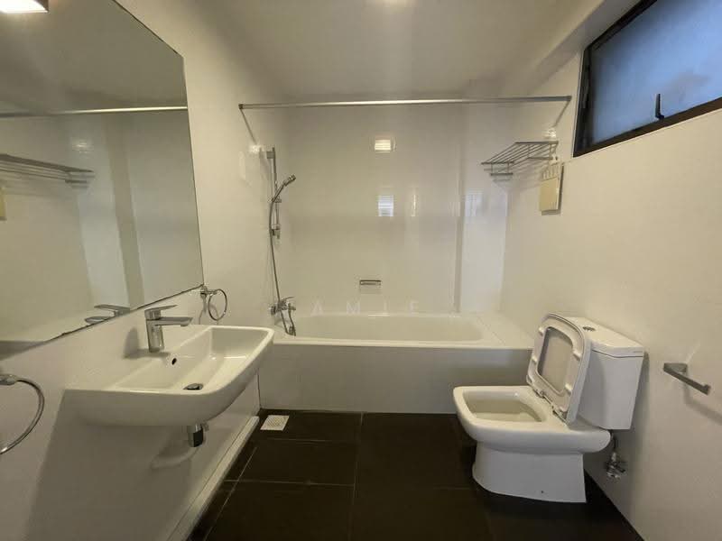 The Cairnhill, 4 Cairnhill Rise, Orchard / River Valley, 4 Bedrooms, 2,809 sqft, Condominium For Rent, by Jamie Yoeng, 500262195 - Bathroom - PropertyGuru.com.sg