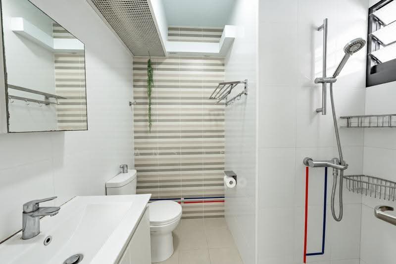 419A Northshore Drive, 419A Northshore Drive, Hougang / Punggol / Sengkang, 2 Bedrooms, 721 sqft, HDB Flat For Sale, by Evans Leong, 500262201 - Master Bedroom Bathroom - PropertyGuru.com.sg