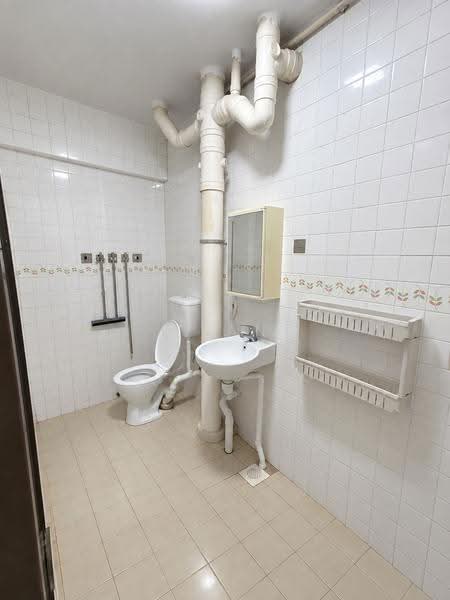 444 Jurong West Avenue 1, 444 Jurong West Avenue 1, Boon Lay / Jurong / Tuas, Room Rental, 150 sqft, HDB Flat For Rent, by Kyan Kan, 500262218 - Bathroom - PropertyGuru.com.sg
