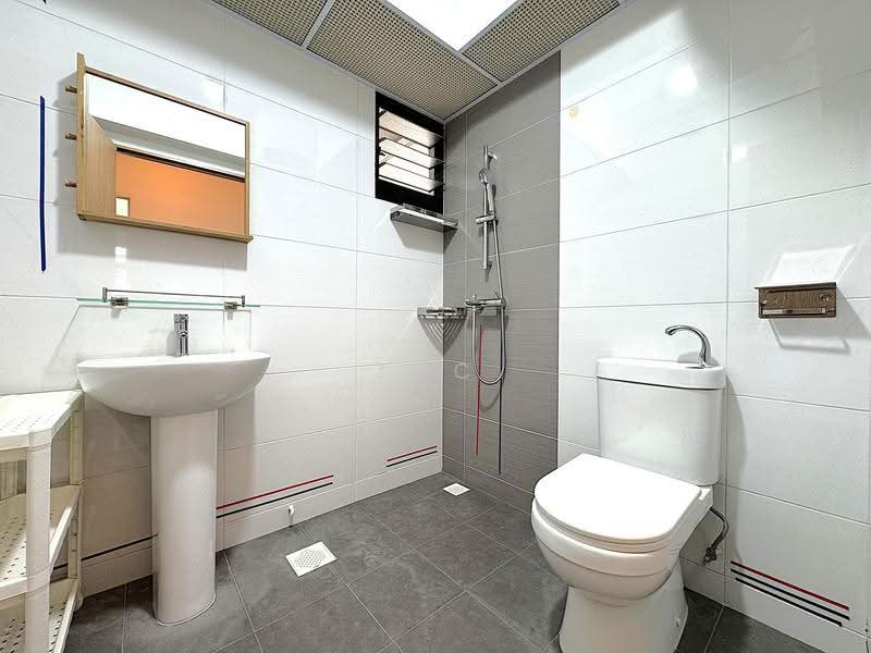 456B Sengkang West Road, 456B Sengkang West Road, Seletar / Yio Chu Kang, 3 Bedrooms, 1,001 sqft, HDB Flat For Rent, by Zac Chen, 500262237 - Bathroom 2 - PropertyGuru.com.sg