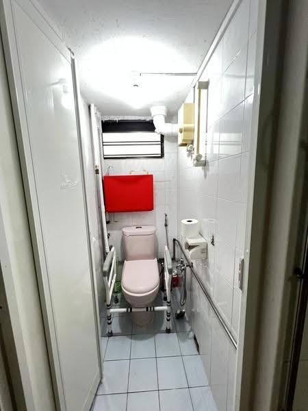 12 Lorong 7 Toa Payoh, 12 Lorong 7 Toa Payoh, Balestier / Toa Payoh, 2 Bedrooms, 710 sqft, HDB Flat For Sale, by Sui Calie, 500262255 - Bathroom - PropertyGuru.com.sg