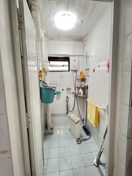 12 Lorong 7 Toa Payoh, 12 Lorong 7 Toa Payoh, Balestier / Toa Payoh, 2 Bedrooms, 710 sqft, HDB Flat For Sale, by Sui Calie, 500262255 - Bathroom - PropertyGuru.com.sg