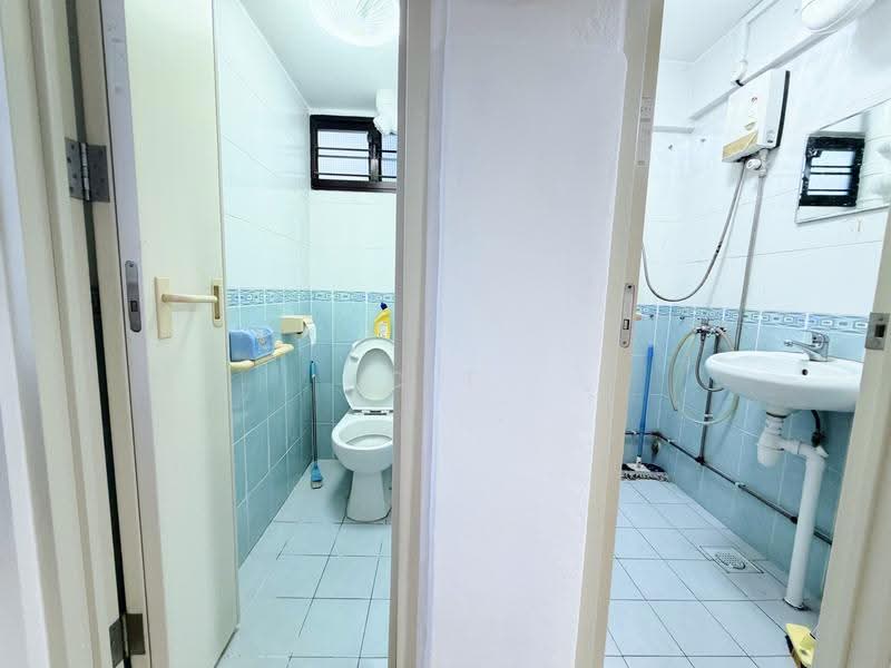 2 Hougang Avenue 3, 2 Hougang Avenue 3, Hougang / Punggol / Sengkang, 2 Bedrooms, 635 sqft, HDB Flat For Sale, by C T Chua, 500262261 - Bathroom - PropertyGuru.com.sg
