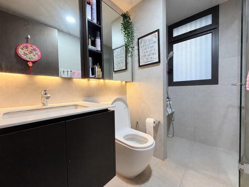 iNz Residence, 74 Choa Chu Kang Avenue 5, Dairy Farm / Bukit Panjang / Choa Chu Kang, 3 Bedrooms, 1,044 sqft, Condominium For Sale, by Louis Koh, 500262280 - Bathroom - PropertyGuru.com.sg