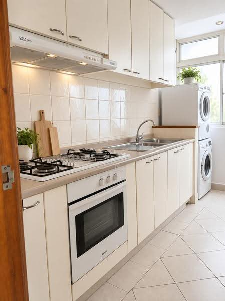 Burlington Square, 175 Bencoolen Street, Beach Road / Bugis / Rochor, 2 Bedrooms, 872 sqft, Apartment For Sale, by Wong Jun Jie, 500262399 - PropertyGuru.com.sg
