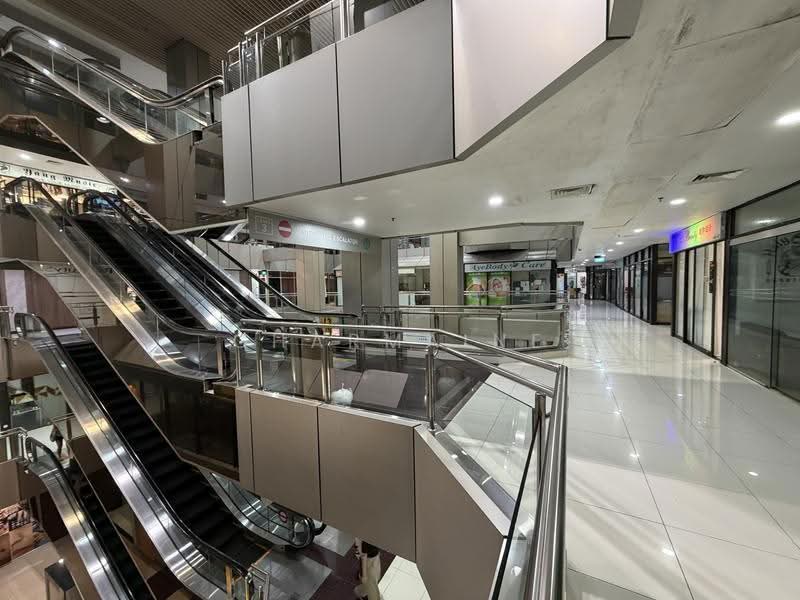 Orchard Plaza, 150 Orchard Road, Orchard / River Valley, 301 sqft, Mall Shop For Rent, by Charmaine Leong, 500262446 - Corridor - CommercialGuru.com.sg