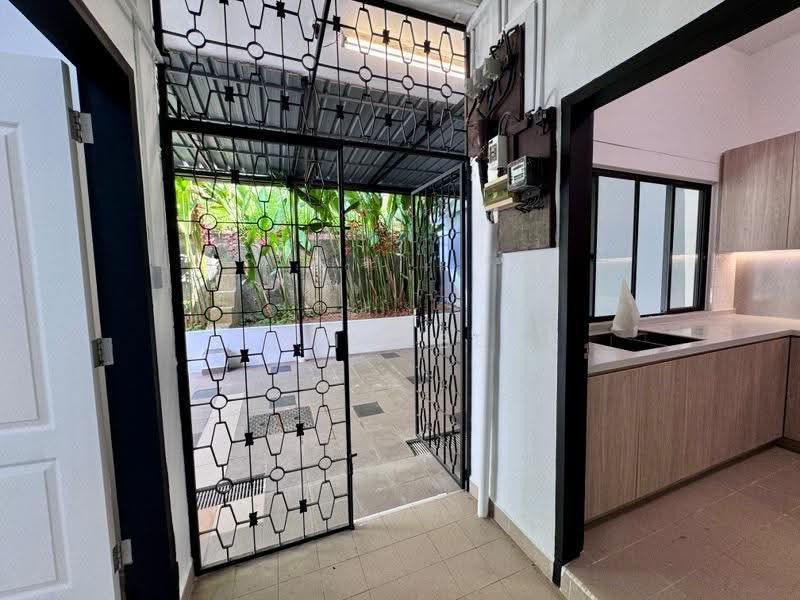 Shamrock Park, 89 Namly Place, Tanglin / Holland / Bukit Timah, 4 Bedrooms, 2,650 sqft, Semi-Detached House For Rent, by Phoebe Ang, 500262552 - PropertyGuru.com.sg