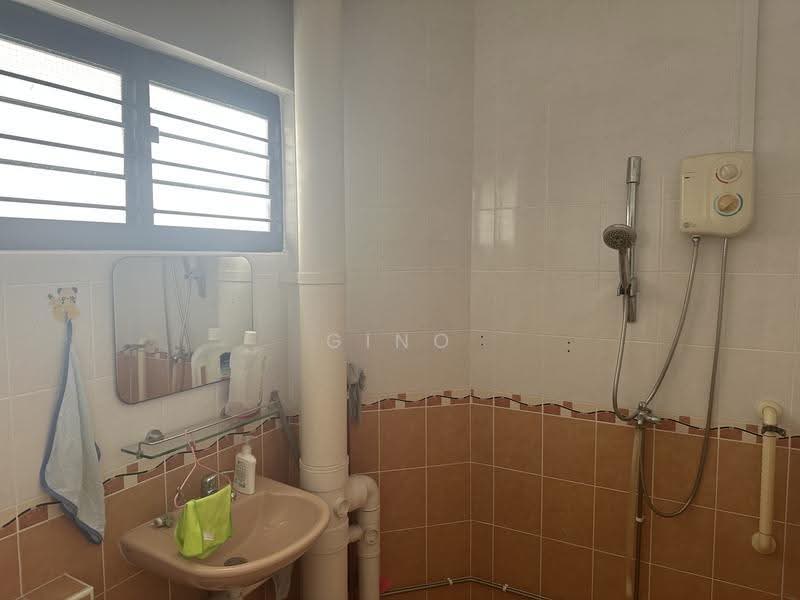 317 Jurong East Street 31, 317 Jurong East Street 31, Boon Lay / Jurong / Tuas, 3 Bedrooms, 1,130 sqft, HDB Flat For Sale, by Gino Pan, 500262635 - Bathroom - PropertyGuru.com.sg