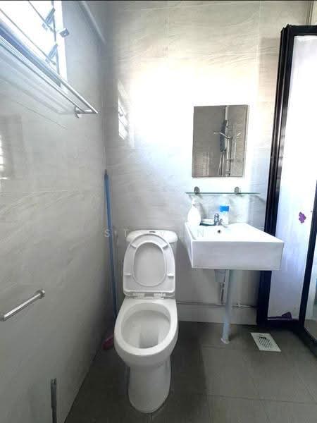 208 Jurong East Street 21, 208 Jurong East Street 21, Boon Lay / Jurong / Tuas, Room Rental, 120 sqft, HDB Flat For Rent, by Steven Choo, 500262652 - Bathroom - PropertyGuru.com.sg