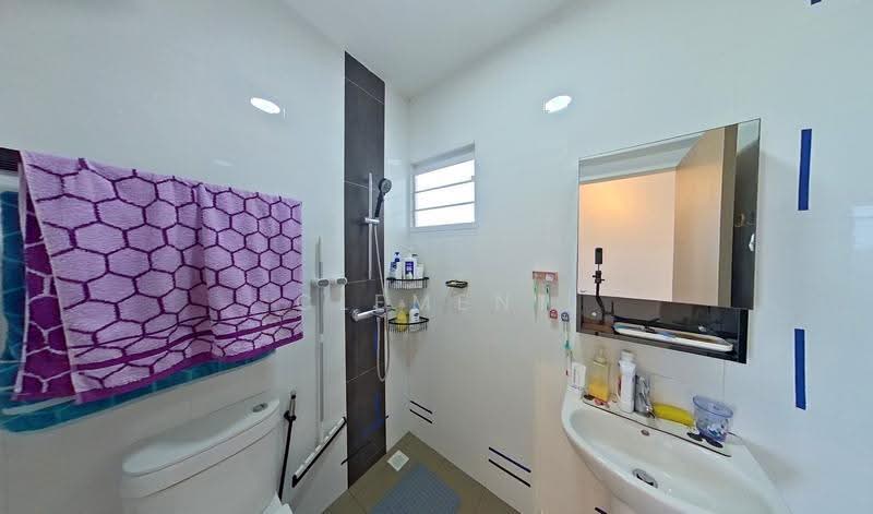 39A Margaret Drive, 39A Margaret Drive, Alexandra / Commonwealth, 3 Bedrooms, 1,163 sqft, HDB Flat For Sale, by Clement Huang, 500262741 - Common Bathroom - PropertyGuru.com.sg