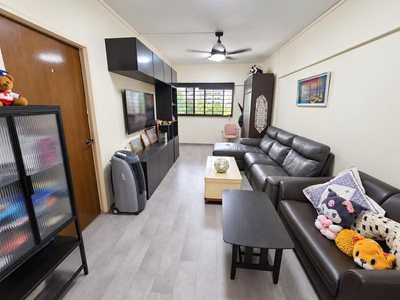 166 Bukit Batok West Avenue 8, 166 Bukit Batok West Avenue 8, Dairy Farm / Bukit Panjang / Choa Chu Kang, 2 Bedrooms, 797 sqft, HDB Flat For Sale, by Yan Lim, 500262749 - Living Room - PropertyGuru.com.sg