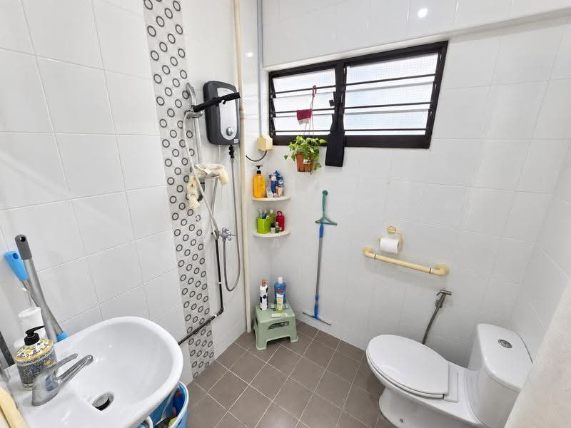 166 Bukit Batok West Avenue 8, 166 Bukit Batok West Avenue 8, Dairy Farm / Bukit Panjang / Choa Chu Kang, 2 Bedrooms, 797 sqft, HDB Flat For Sale, by Yan Lim, 500262749 - Bathroom - PropertyGuru.com.sg