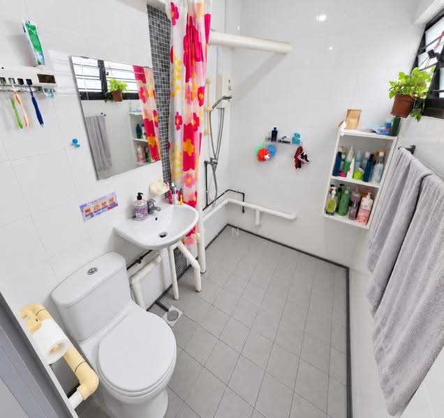 166 Bukit Batok West Avenue 8, 166 Bukit Batok West Avenue 8, Dairy Farm / Bukit Panjang / Choa Chu Kang, 2 Bedrooms, 797 sqft, HDB Flat For Sale, by Yan Lim, 500262749 - Bathroom - PropertyGuru.com.sg