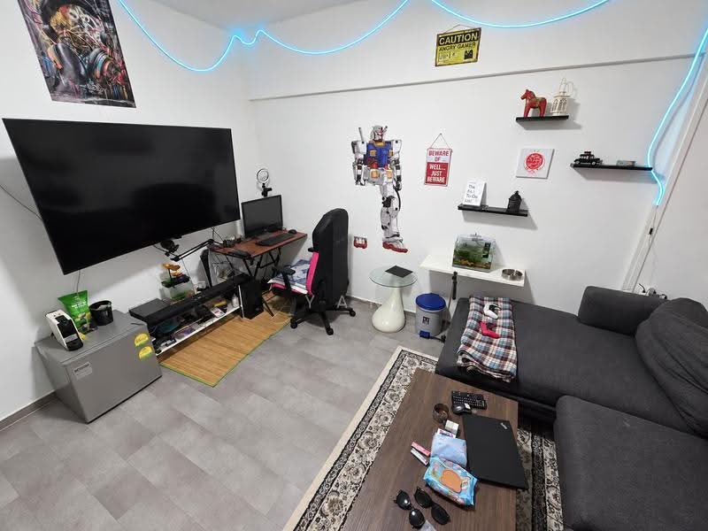 166 Bukit Batok West Avenue 8, 166 Bukit Batok West Avenue 8, Dairy Farm / Bukit Panjang / Choa Chu Kang, 2 Bedrooms, 797 sqft, HDB Flat For Sale, by Yan Lim, 500262749 - Living Room - PropertyGuru.com.sg