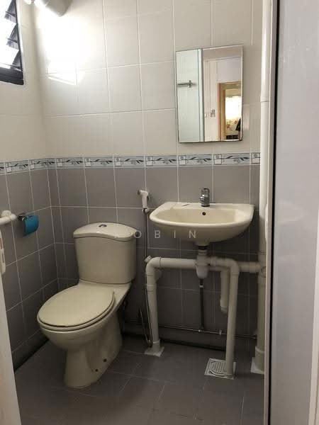 327 Hougang Avenue 5, 327 Hougang Avenue 5, Hougang / Punggol / Sengkang, 2 Bedrooms, 721 sqft, HDB Flat For Rent, by Robin Phua, 500262772 - Bathroom - PropertyGuru.com.sg