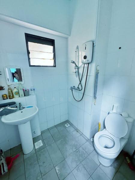 197B Boon Lay Fields, 197B Boon Lay Drive, Boon Lay / Jurong / Tuas, 3 Bedrooms, 1,001 sqft, HDB Flat For Sale, by Carson Chan, 500262783 - Bathroom - PropertyGuru.com.sg