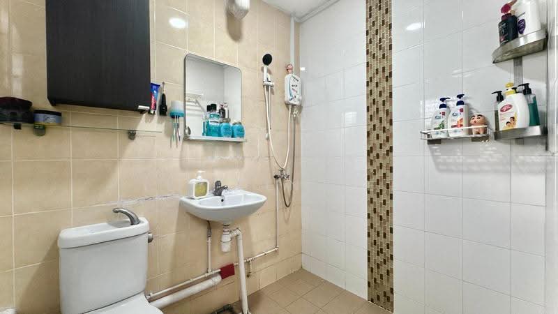 459 Jurong West Street 41, 459 Jurong West Street 41, Boon Lay / Jurong / Tuas, 2 Bedrooms, 786 sqft, HDB Flat For Sale, by Lee Wen Wei Samantha, 500262797 - Bathroom - PropertyGuru.com.sg