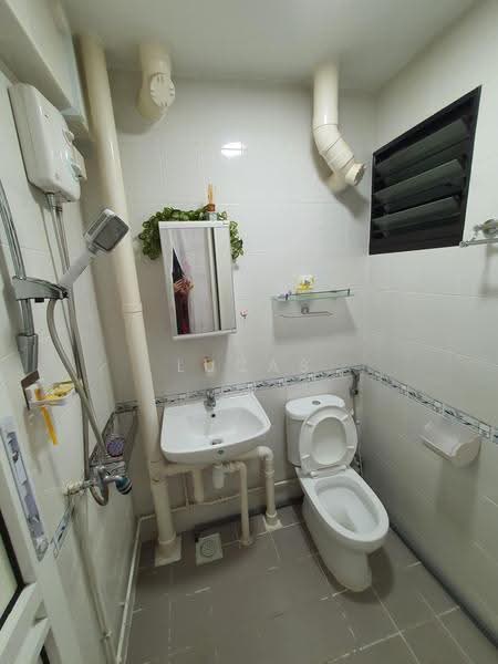 465 Ang Mo Kio Avenue 10, 465 Ang Mo Kio Avenue 10, Ang Mo Kio / Bishan / Thomson, 2 Bedrooms, 731 sqft, HDB Flat For Sale, by Lucas Lim, 500262840 - Bathroom - PropertyGuru.com.sg