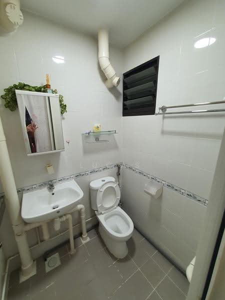 465 Ang Mo Kio Avenue 10, 465 Ang Mo Kio Avenue 10, Ang Mo Kio / Bishan / Thomson, 2 Bedrooms, 731 sqft, HDB Flat For Sale, by Lucas Lim, 500262840 - Bathroom - PropertyGuru.com.sg