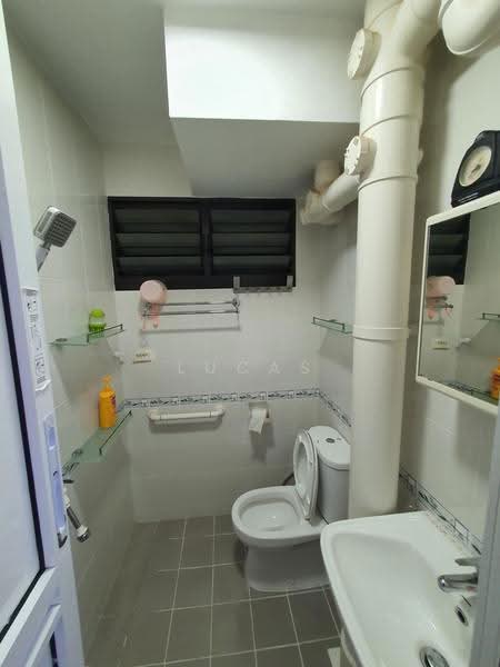 465 Ang Mo Kio Avenue 10, 465 Ang Mo Kio Avenue 10, Ang Mo Kio / Bishan / Thomson, 2 Bedrooms, 731 sqft, HDB Flat For Sale, by Lucas Lim, 500262840 - Bathroom - PropertyGuru.com.sg