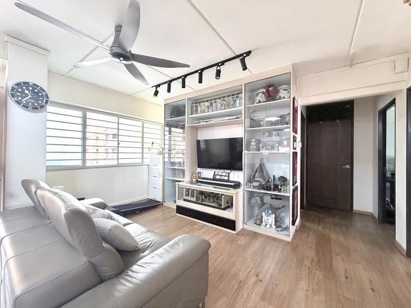 742 Tampines Street 72, 742 Tampines Street 72, Pasir Ris / Tampines, 3 Bedrooms, 1,076 sqft, HDB Flat For Sale, by Karen Cheng, 500262904 - Living Room - PropertyGuru.com.sg