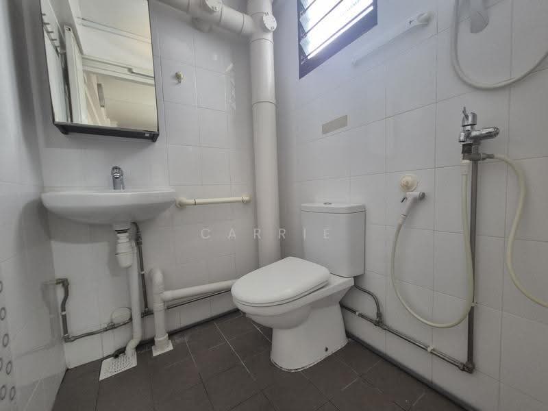 301 Jurong East Street 32, 301 Jurong East Street 32, Boon Lay / Jurong / Tuas, 2 Bedrooms, 720 sqft, HDB Flat For Sale, by Carrie Yap, 500262908 - Bathroom - PropertyGuru.com.sg